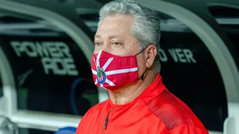 Victor Manuel Vucetich en un partido con Chivas