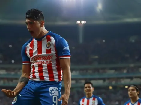 Alan Pulido saca pecho y expone a los delanteros mexicanos