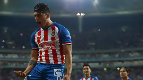 Alan Pulido celebrando un tanto con Chivas