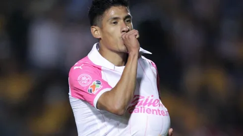 Uriel Antuna marca el gol de Chivas frente a Tigres