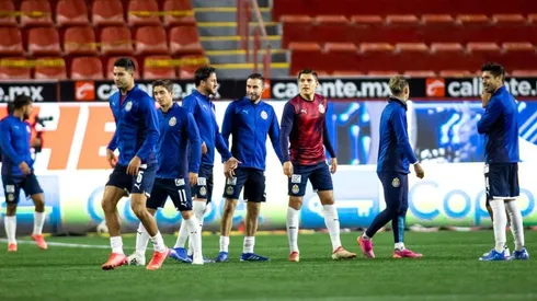 Chivas debe sentarse a negociar con varios jugadores