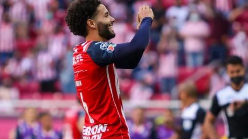 César Huerta pone adelante a Chivas 1-0