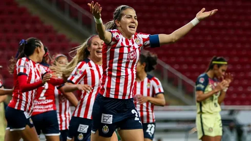 Doblete de "Licha" y Chivas se lleva e Clásico