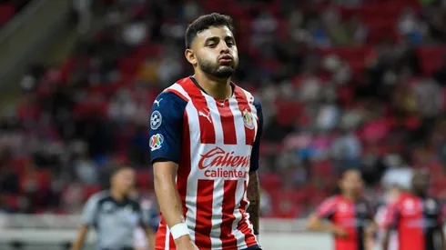 Alexis Vega en un partido con Chivas