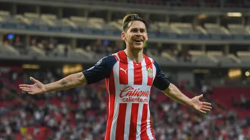Jesús Angulo celebra un tanto con Chivas