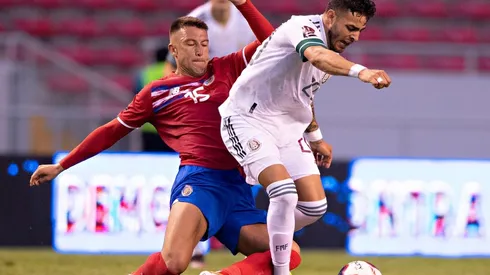 Terrible lesión sobre Vega lo manda al hospital