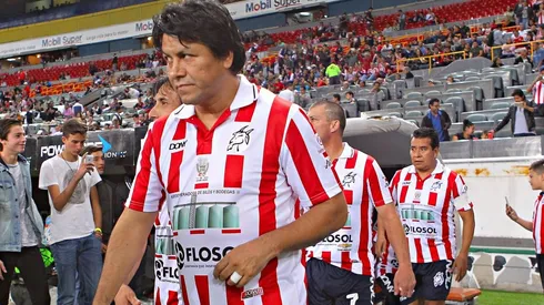 Ídolo de Chivas levanta la mano para ayudar al club