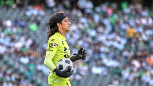 Carlos Acevedo en un partido con Santos Laguna