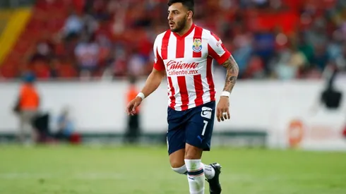 Cada vez más lejos de Chivas y más cerca de Europa