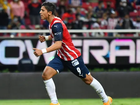 Zaldívar descuenta para Chivas de penalti