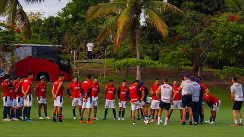 Un aficionado del América quería una foto con un futbolista del plantel de Chivas.