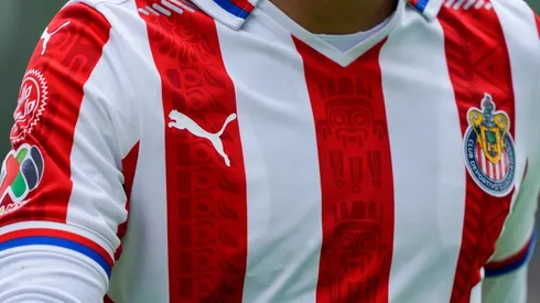 La playera de Chivas con hasta un 60 por ciento de descuento en la semana de Hot Sale.