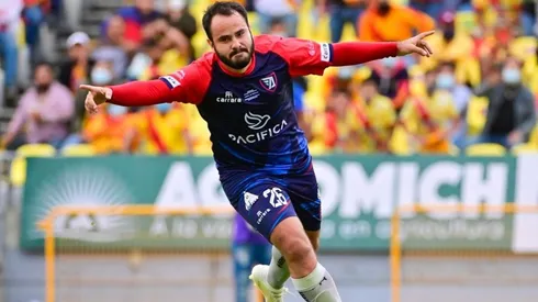 Luis Márquez celebra un tanto con el Tepatiplán