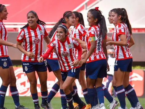 Chivas aplastó 5-0 a Rayadas y sueña con el título