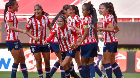 Chivas aplastó 5-0 a Rayadas y sueña con el título
