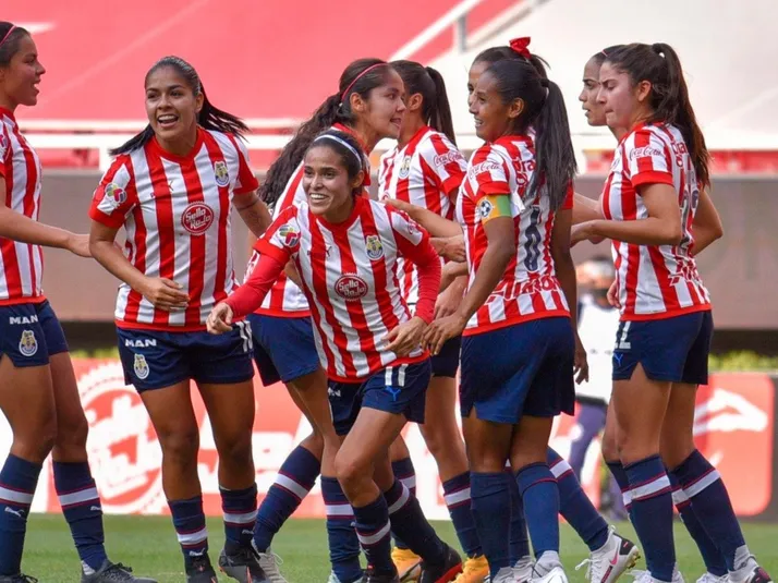 Chivas aplastó 5-0 a Rayadas y sueña con el título