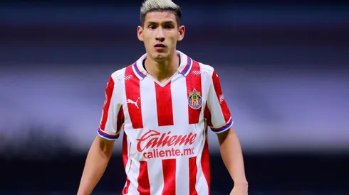 Uriel Antuna en un partido con Chivas