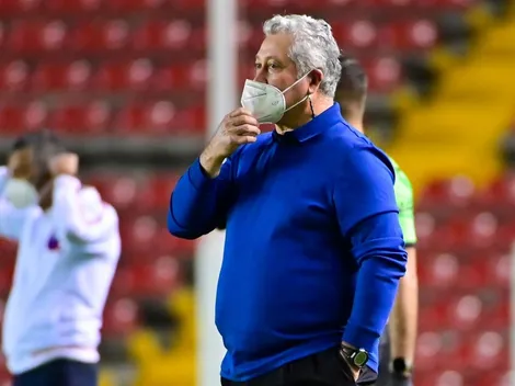 Video: aficionado cruzó a Vucetich en aeropuerto