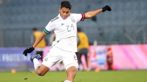 Luis Romo con la playera de la Selección de México