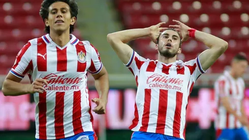 Macías sigue como el mejor goleador de Chivas con seis tantos.