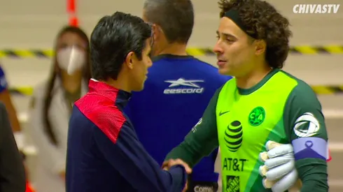 Macías también se acercó al guardameta del América