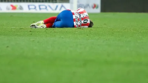 Cristian Calderón en el duelo ante el América