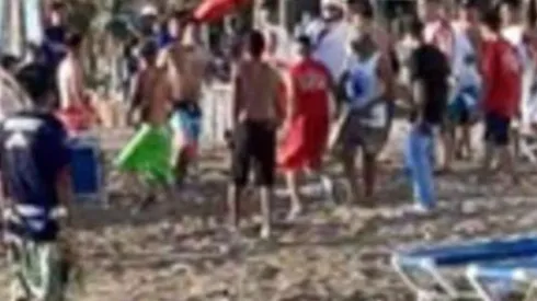 La pelea entre bandas de seguidores de las Chivas fue captada por unos sorprendidos presentes