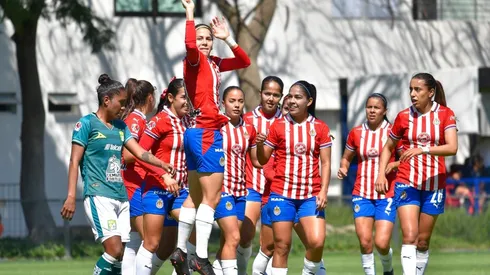 Chivas Femenil goleó 5-1 a León con un hat trick perfecto de Alicia Cervantes