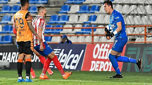 Gudiño festejó con Hiram Mier tras detener el intento de Roberto de la Rosa desde el punto penal