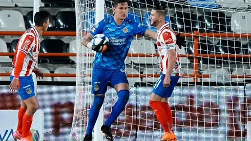 Gudiño celebró su atajada con Hiram Mier, para motivarlo tras ser el infractor de ese penal en los últimos minutos