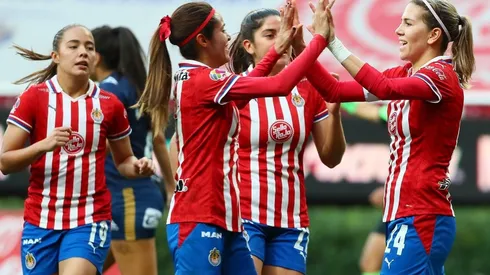 Montoya participó en dos de los tres goles de Chivas y también lo hizo en el gol de Alicia Cervantes (derecha)