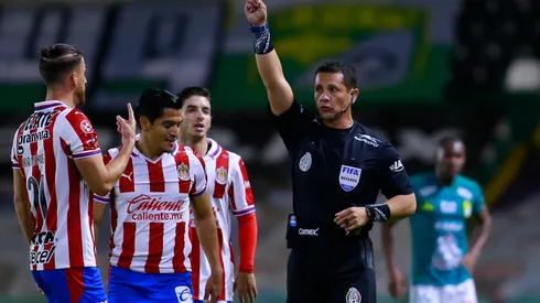 Diego Montaño dirigió la caída de Chivas en la vuelta de semifinales ante León