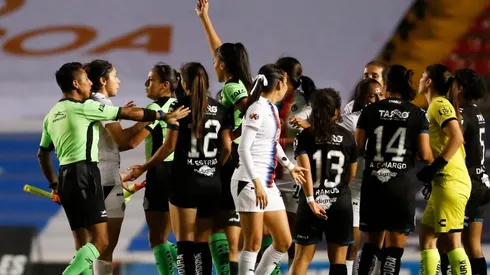 La silbante Priscila Pérez pudo controlar la situación.