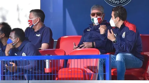 El directivo y el estratega aparecieron en el Estadio Akron.