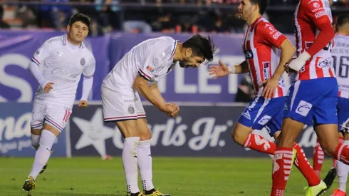 Peralta anotó de penal su único gol hasta el momento con Chivas y lo hizo en el Estadio Alfonso Lastras