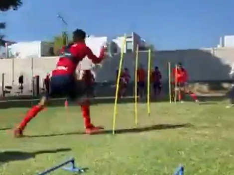 Tremenda chilena de Edson Torres en el entrenamiento