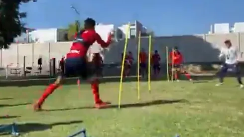 Tremenda chilena de Edson Torres en el entrenamiento