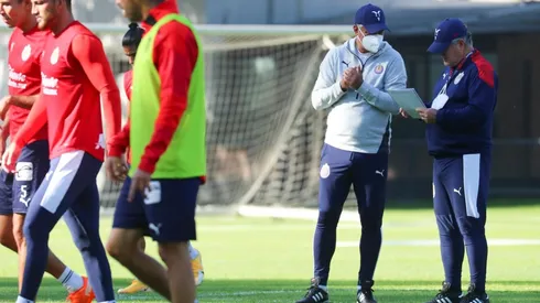 El cuerpo técnico de Chivas que lidera Vucetich se mantiene trabajando en su alineación para el debut del Guard1anes 2021