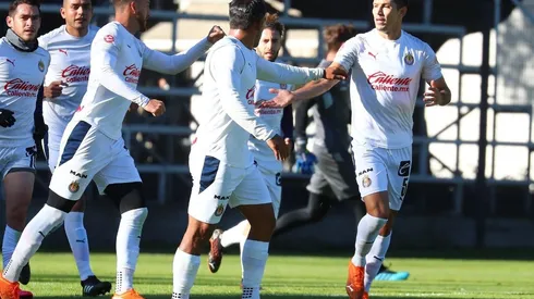 Jesús Molina se mantiene como capitán y líder del mediocampo en Chivas para Vucetich