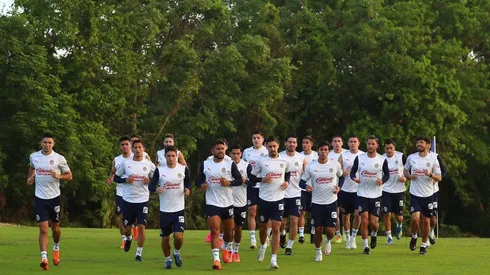 Los laterales José Carlos Van Rankin y Alejandro Mayorga buscan impresionar al cuerpo técnico para quedarse en Chivas