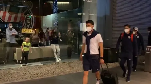 Los aficionados alentaron desde la distancia al plantel de Chivas a su salida al Estadio Nou Camp