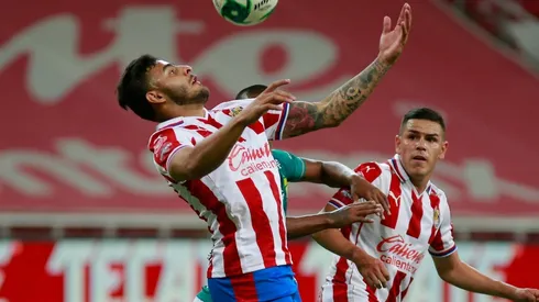 Vega pese a sus dolencias participó de manera activa tanto en ataque como en defensa con Chivas