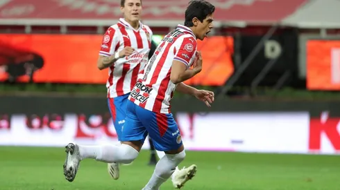Macías regresó a la acción después de más de un mes de ausencia y anotó el gol del empate en el Estadio Akron