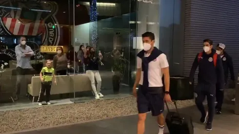 Los jugadores fueron alentados con la respectiva distancia por los aficionados en la capital