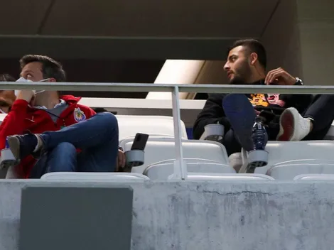 Vega presente en el banquillo de Chivas