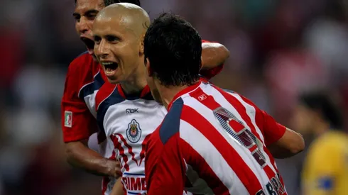 Adolfo Bautista recibió una falta en el área para que Ramón Morales transformara ese penal en gol para Chivas
