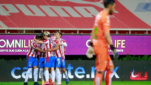 Ángel Zaldívar y Oribe Peralta reemplazarán a Alexis Vega y José Juan Macías.