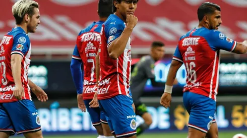 Macías debutó a los 17 años con el primer equipo de Chivas y en la jornada siguiente marcó un doblete a Tijuana