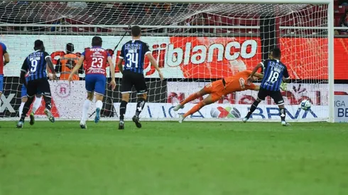 Chivas enviaría su propuesta a Querétaro para intercambiar a "Toño" Rodríguez y recibir a Gil Alcalá