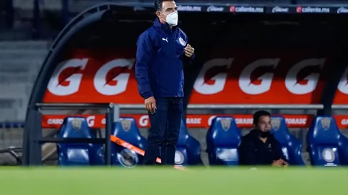 Ricardo Cadena dirigió a Chivas en el empate con Pumas y tuvo solo a siete jugadores en el banquillo